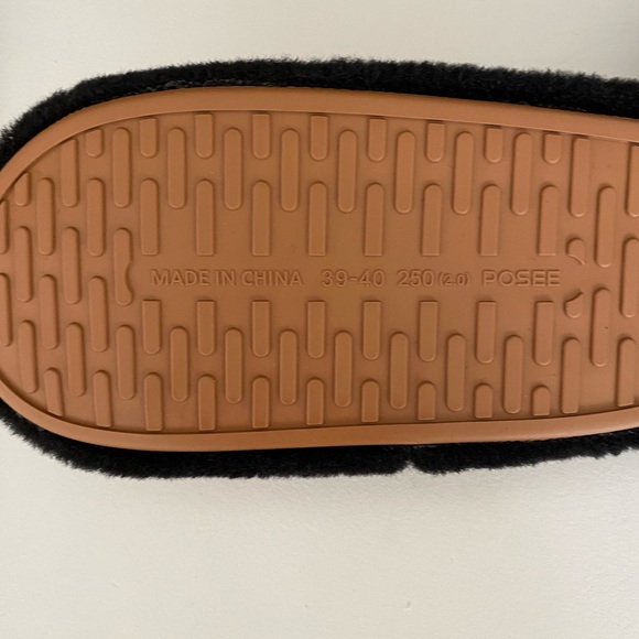 NWB Posee Women's Fuzzy Cross Band Slippers - Picture 4 of 8